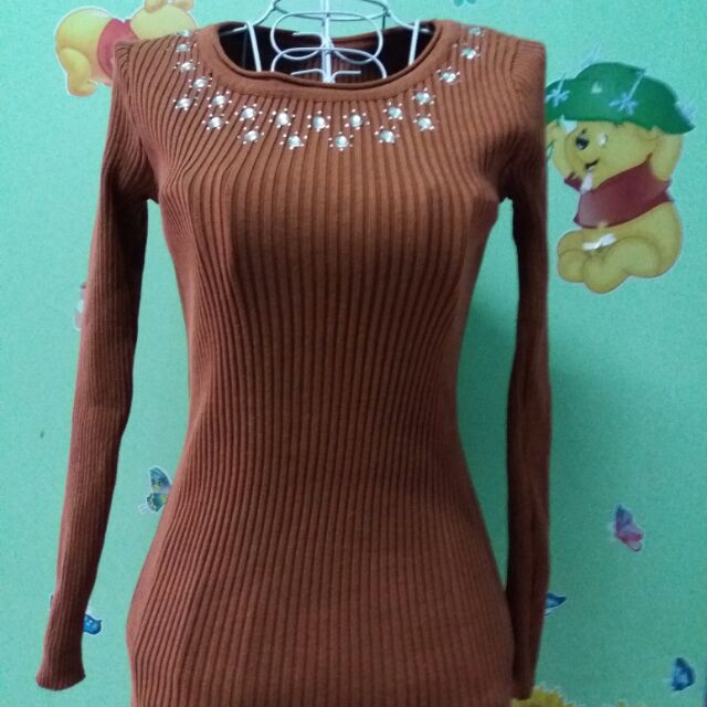 Áo Len đũa đính cực đẹp, chất len quảng châu dày dặn, co giãn mạnh, cổ áo được đính đá, chỉ còn màu nâu vàng bò thôi nhé
