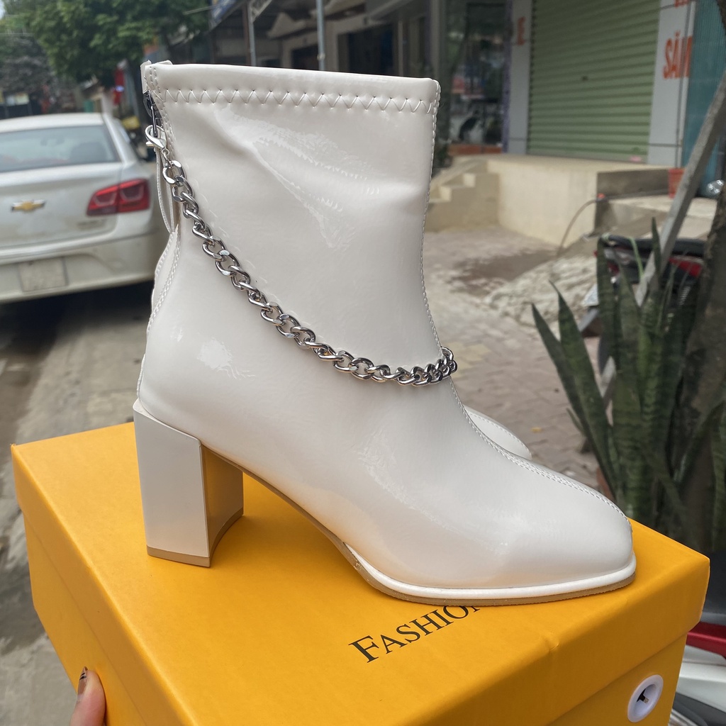 Bốt da bóng họa tiết dây xích rời gót trụ vuông - 7P | BigBuy360 - bigbuy360.vn