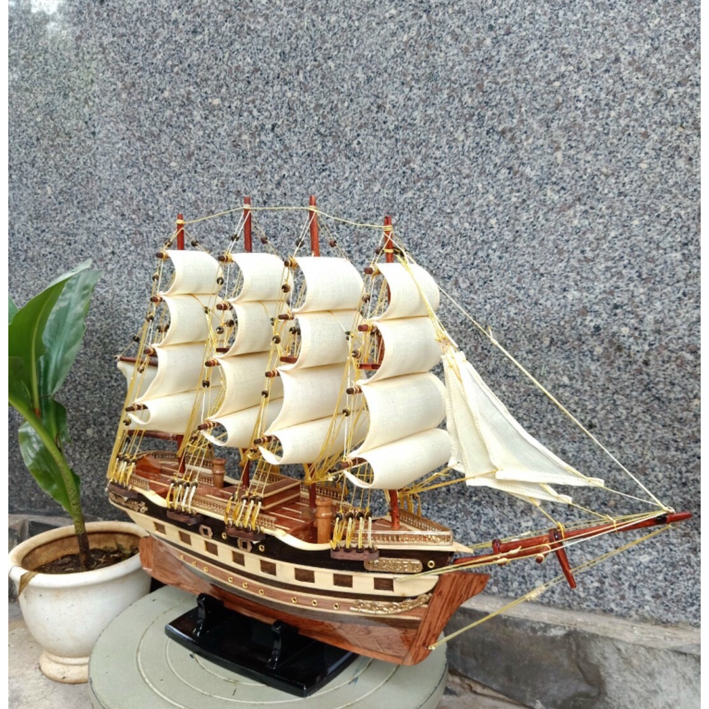 Mô hình thuyền buồm FRANCE - Thân tàu dài 40cm - Buồm Trắng Vàng - Gỗ Còng tự nhiên