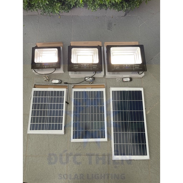 Đèn năng lượng mặt trời 3 màu ánh sáng Trắng, Vàng, Trung tính 100W 200W 300W chiếu sáng sân vườn chống nước IP67