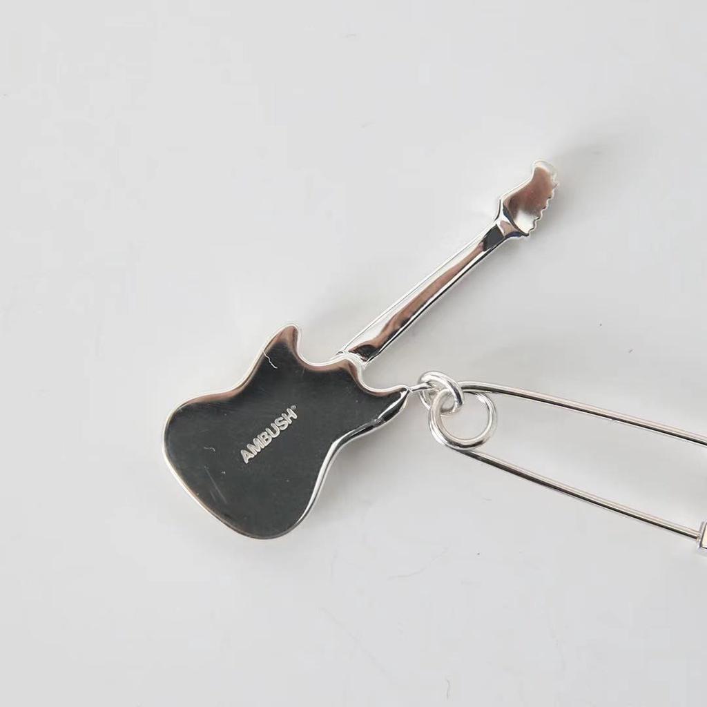 Khuyên tai Ambush guitar charm earrings ss21