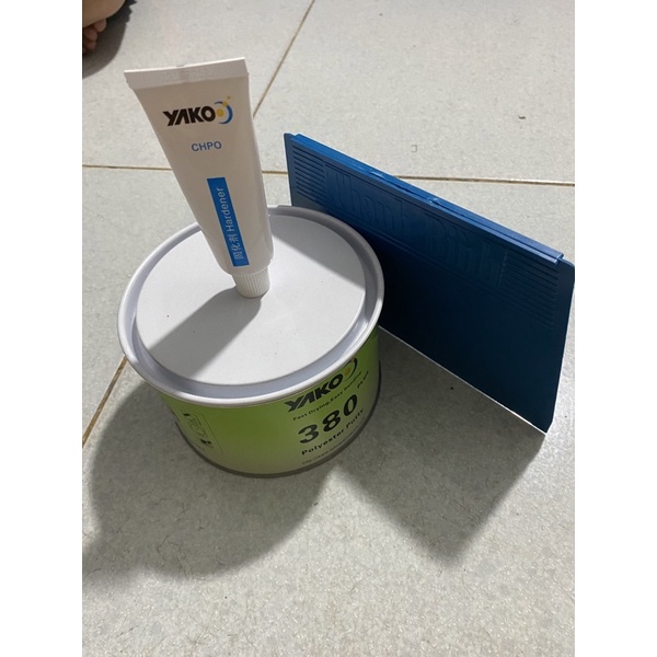 Bả matit ô tô, xe máy Yako 380 Plus 1kg dùng trám trét kim loại, nhựa đa dụng Polyester Putty tặng miếng trét