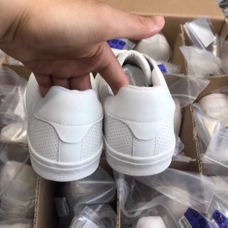 Giày sneker trắng "Da gà"