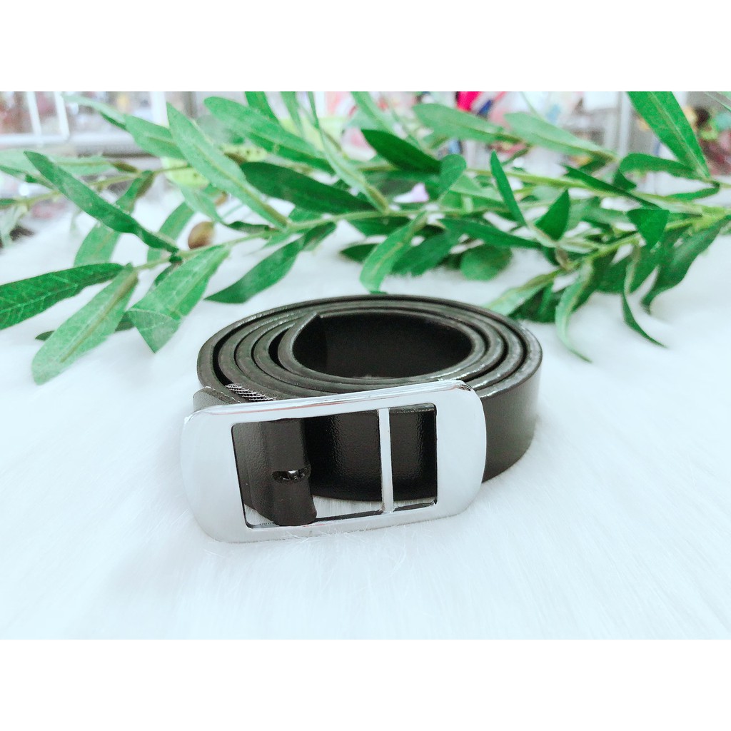 Một sợi thắt lưng (dây nịt) thời trang nữ, loại da mềm, không cần bấm lỗ.