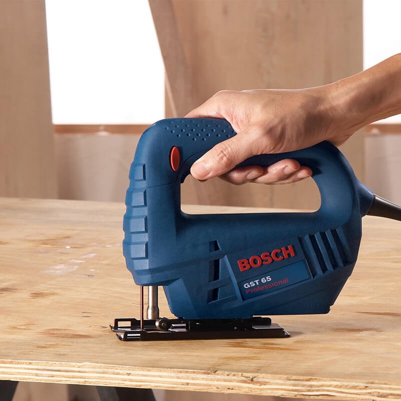 Máy cưa lọng Bosch GST 65E.