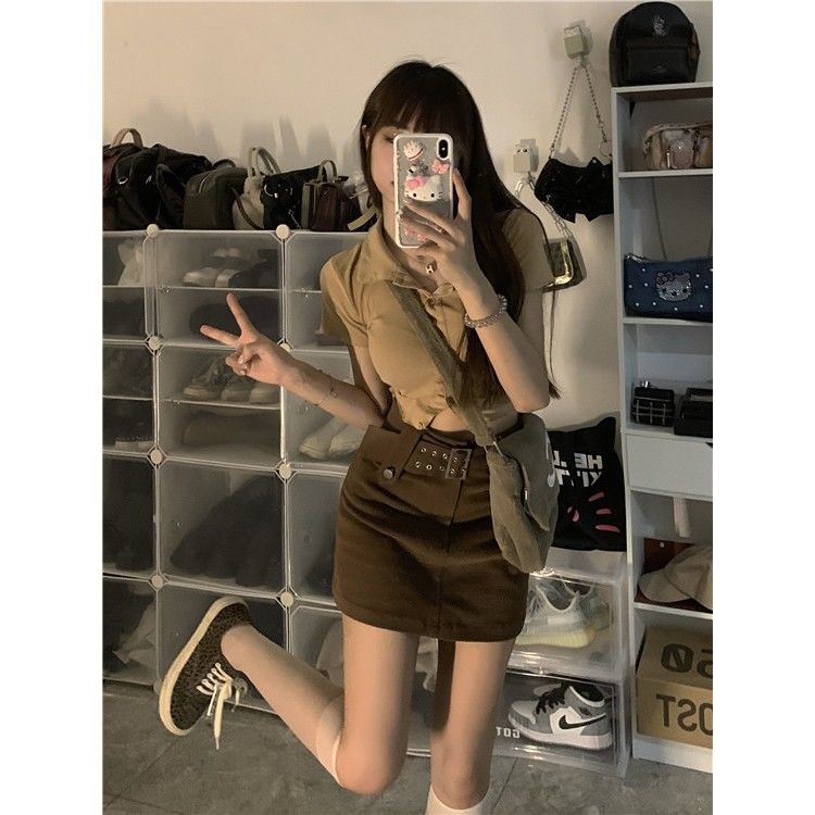 Áo polo dệt kim tay ngắn/ Chân váy chữ A phối thắt lưng kiểu retro