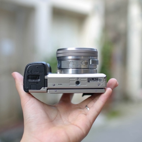 Bộ máy ảnh Sony A6000 kèm ống kính Sony 16-50mm F3.5-5.6 OSS mirrorless nhỏ gọn