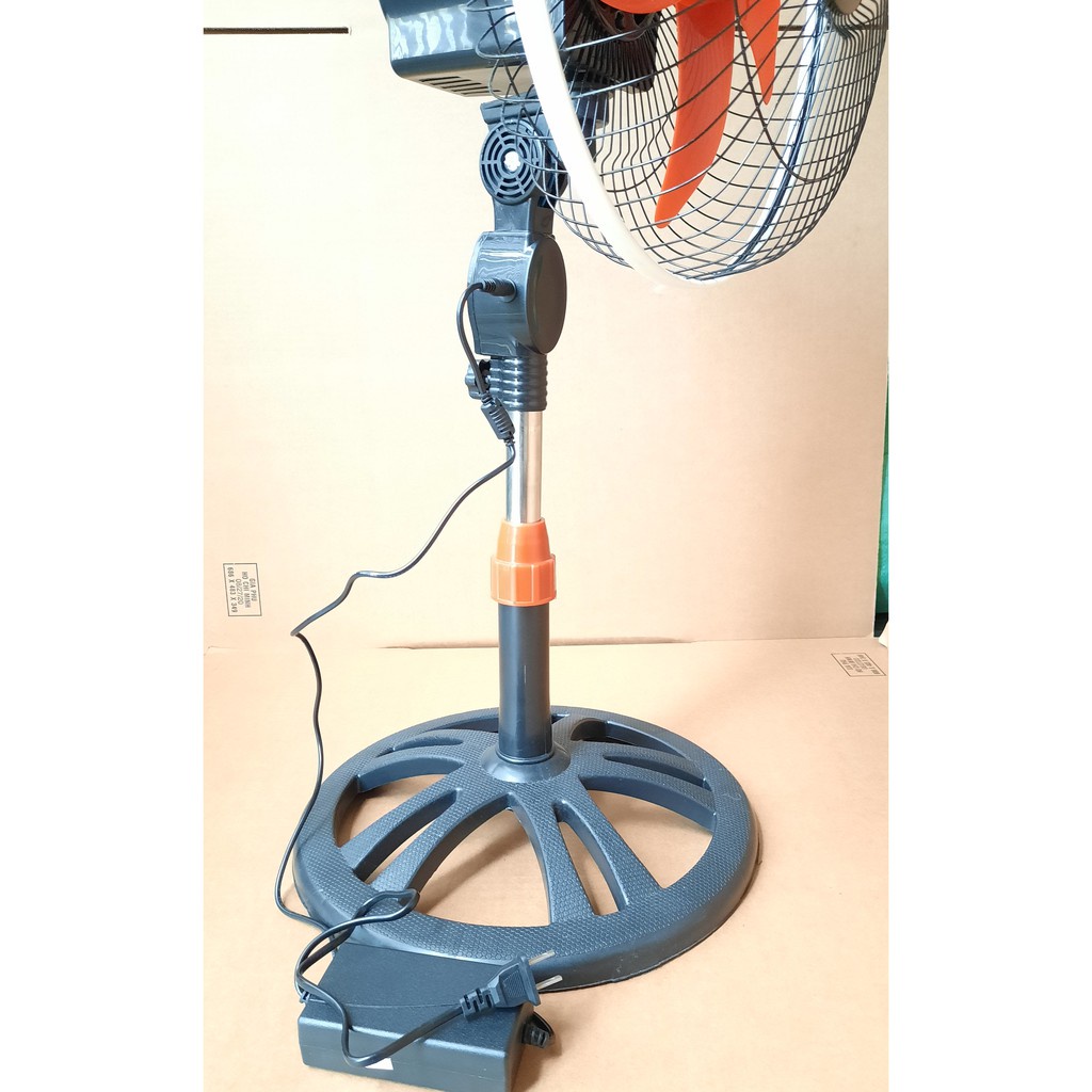 Quạt vừa xài bình 12V và điện 220V, Công nghiệp B3. Có tích hợp đèn led. Có 3 tốc độ