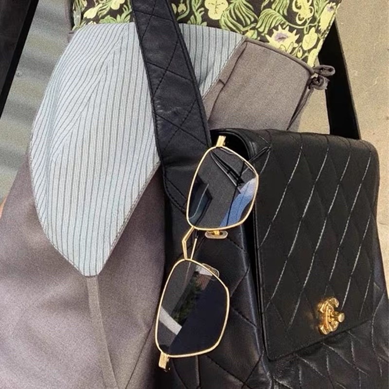 Kính râm đen cá tính