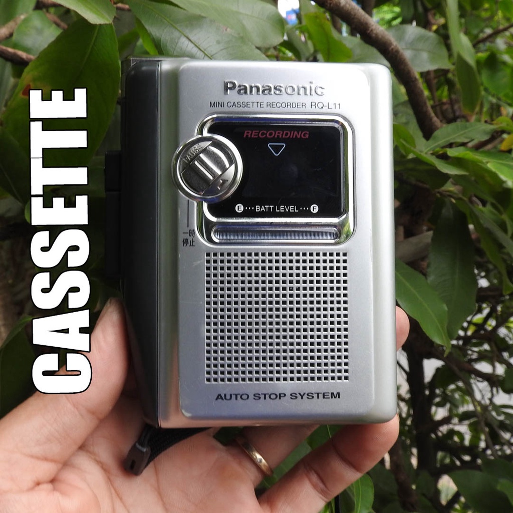 Máy nghe nhạc Cassette Panasonic RQ-L11 có loa ngoài nghe được 2 bên của tai nghe