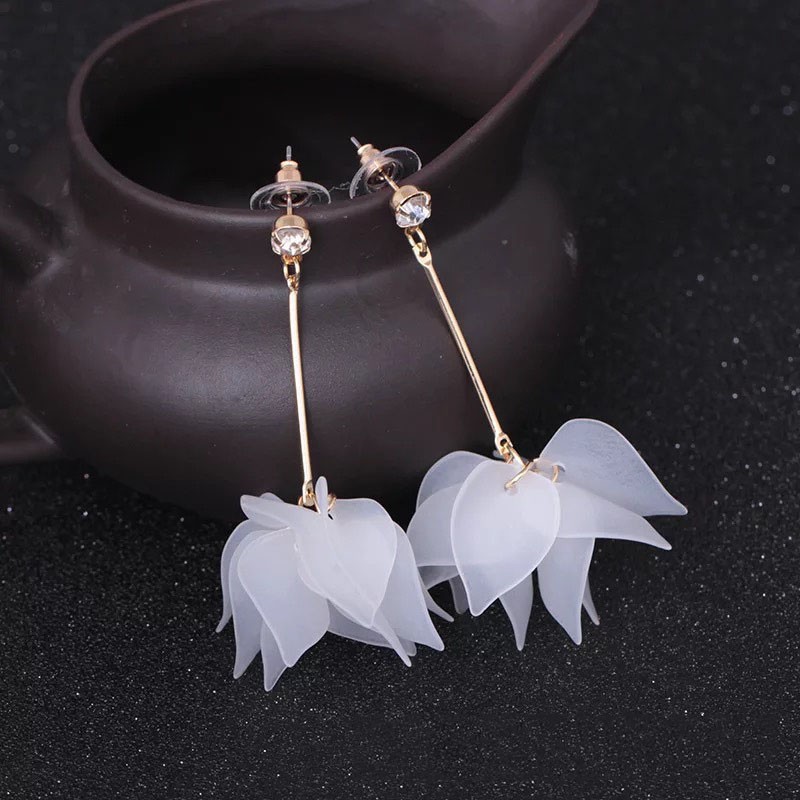 Khuyên tai hàn quốc cánh hoa trắng xinh xắn , bông tai nữ