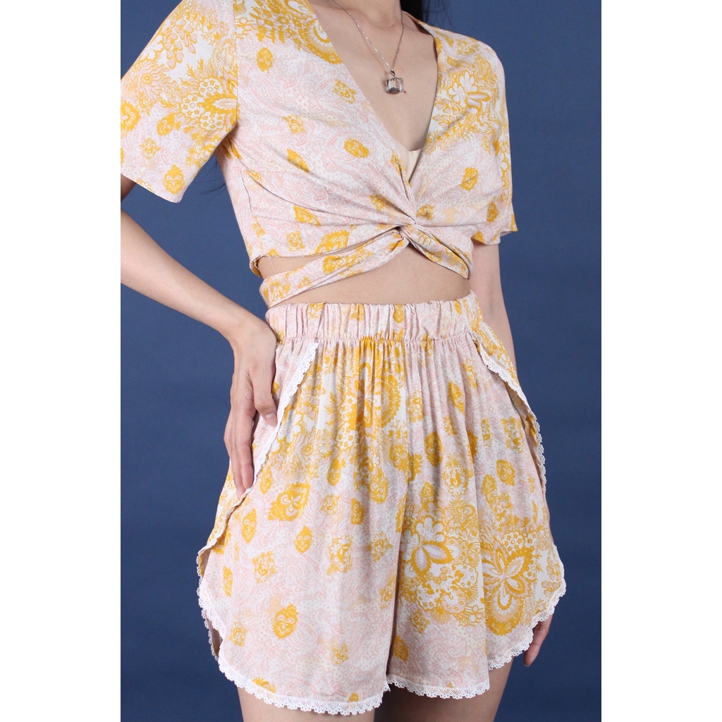 Q9105 (Q9104) - Áo croptop Z4ra tay ngắn, cột trước &amp; Áo thun F21 cổ tròn tay ngắn lật lai, in hoa văn