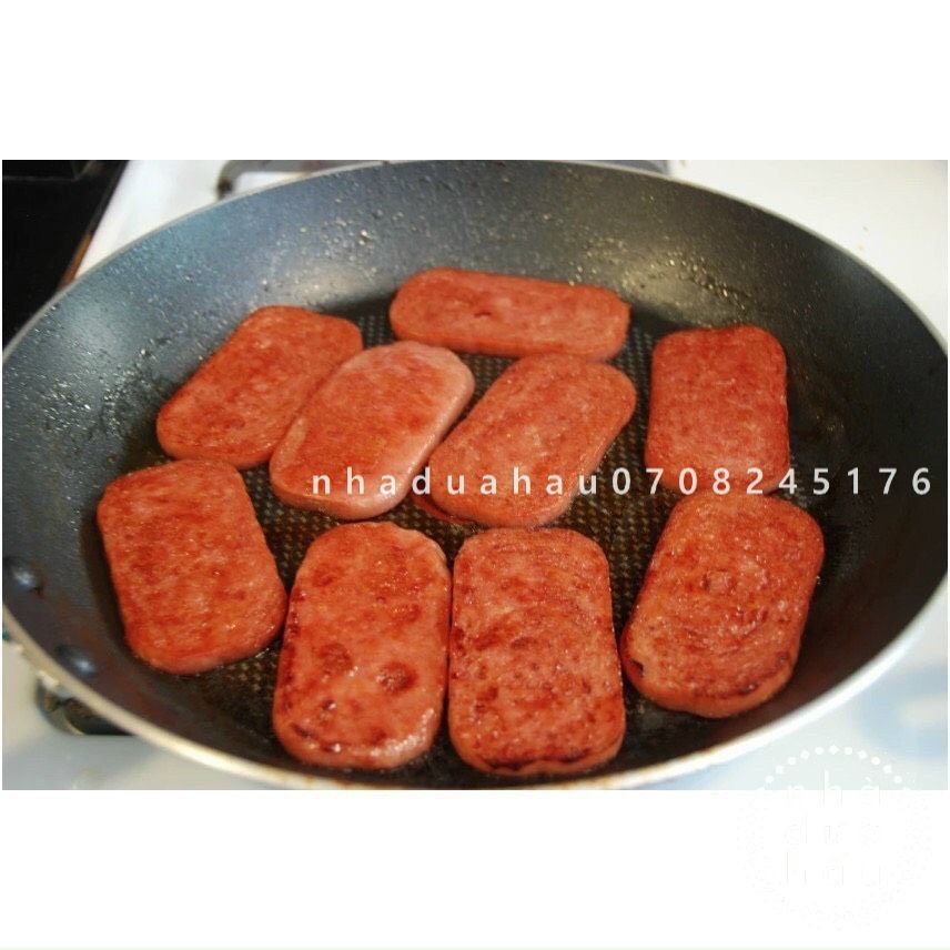 Một hộp thịt hộp Lotte Lunchoen Meat Hàn Quốc 340g 2 màu