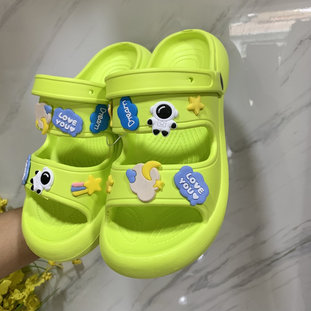 Dép sandal nữ Crocs 2 quai ngang chất liệu EVA nhẹ mềm, dép quai hậu nữ đế cao 5cm kèm Sticker đi học, đi chơi cute