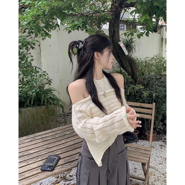 Set 2 áo len cổ yếm và trễ vai tôn dáng