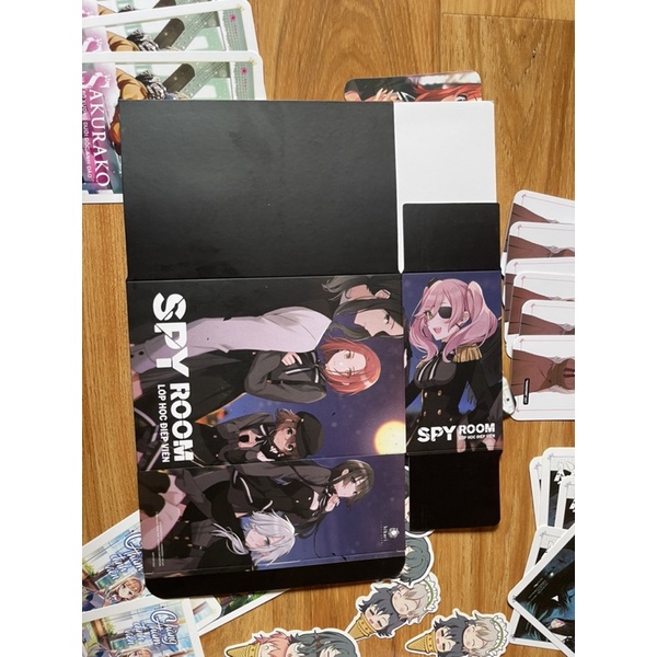 Combo Thám Tử Đã Chết tập 3 + Spy Room tập 3 :tặng kèm boxset giới hạn + 1 huy hiệu + 3 postcard