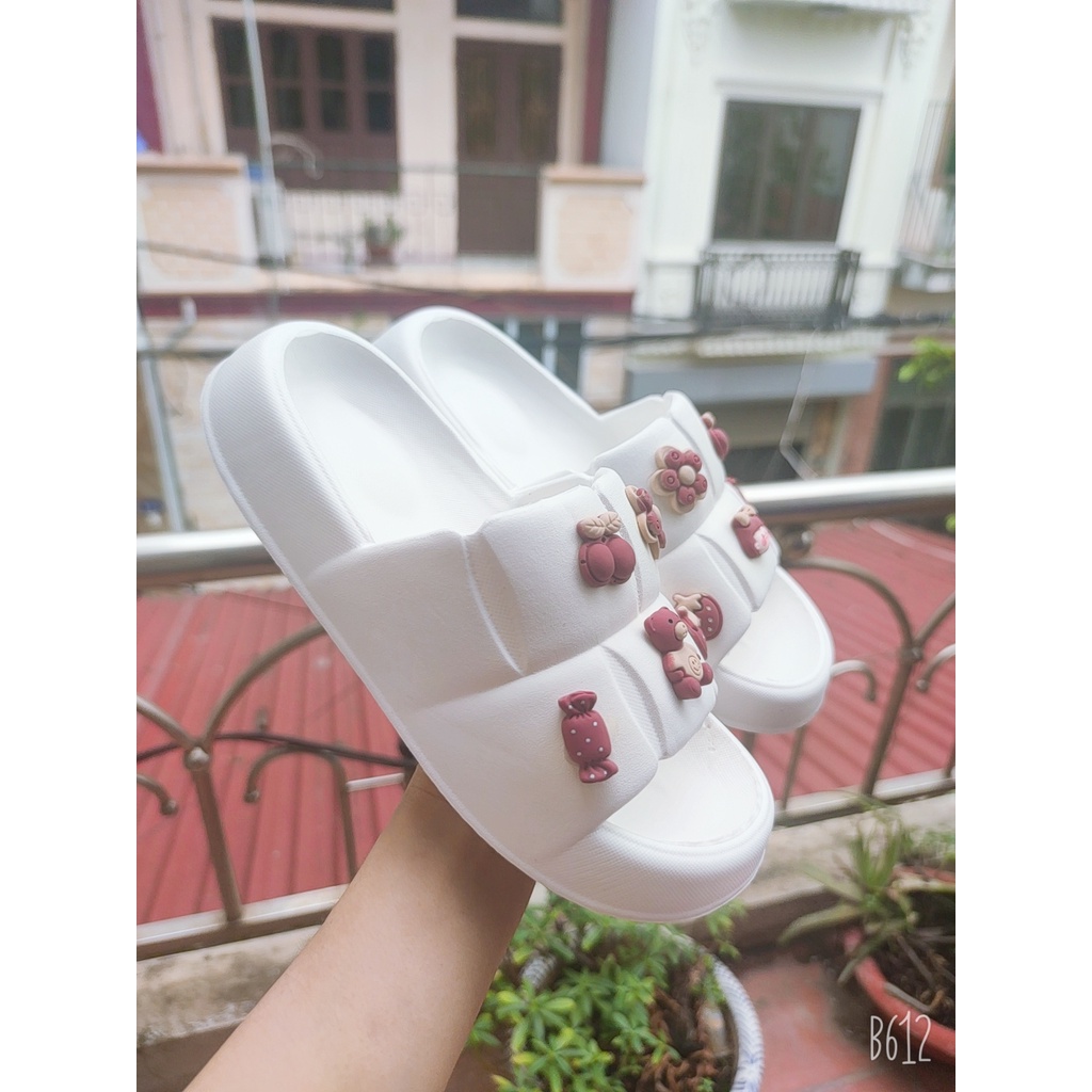 Dép bánh mỳ nữ, dép quai ngang gắn sticker hoạt hình siêu đáng yêu