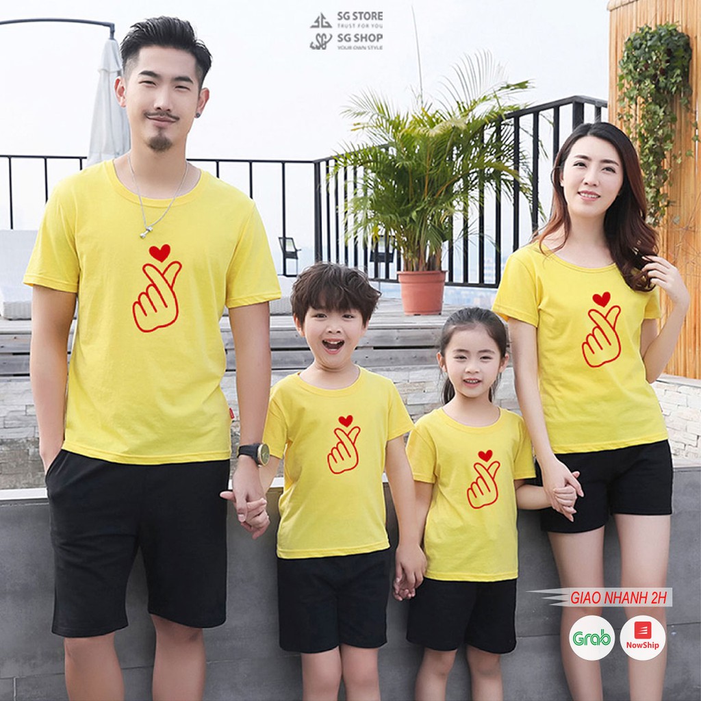 Áo gia đình 3/4/5 người mẫu bắn tim màu vàng cúc làm đồ đồng phục nổi bật thun cotton mềm mịn GD322VD DONGPHUCSG