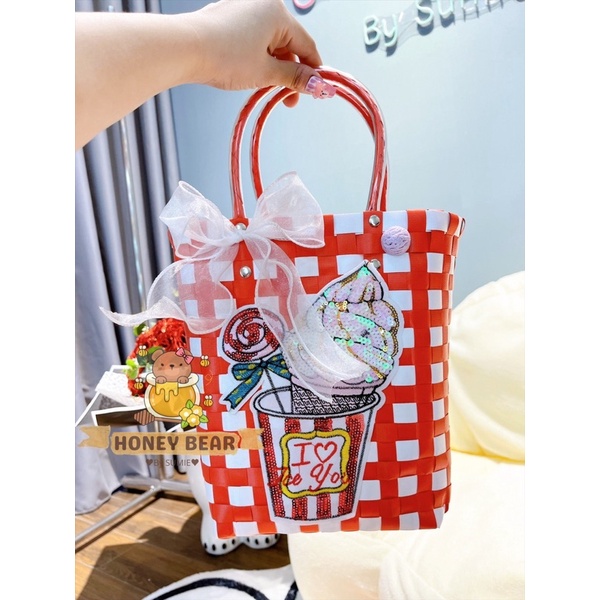 TÚI NHỰA ĐAN GẮN STICKER KEM CÀ REM LẤP LÁNH CÓ NƠ - TÚI ĐI CHƠI - TÚI SIZE LỚN - SP000905