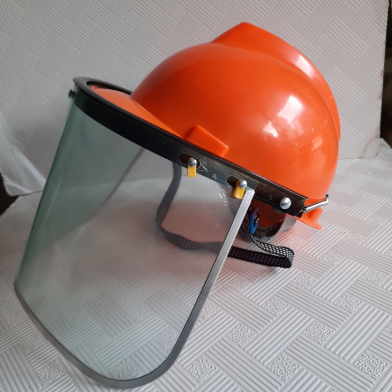 Mũ bảo hộ lao động dùng máy cắt cỏ bơm thuốc cưa cây