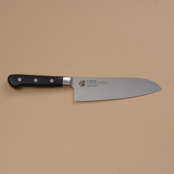 Dao thái Chef Santoku 165mm đa năng, nhãn hiệu Chef Studio. Lưỡi thép không gỉ AUS8, cán gỗ chắc chắn.