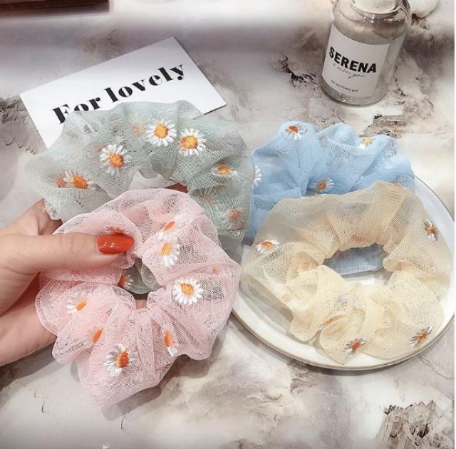 Cột tóc hoa cúc cực xinh, nữ tính - Scrunchies voan daisy sắc màu dễ thương - Vòng tay nữ đẹp độc lạ