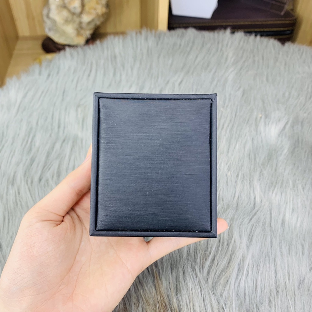 Hộp vuông da đựng dây chuyền cực kỳ sang trọng và tinh tế