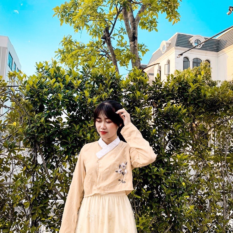 Áo Hanbok cách tân thêu hoa