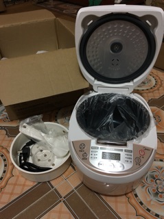 Nồi cơm điện chính hãng Midea.
