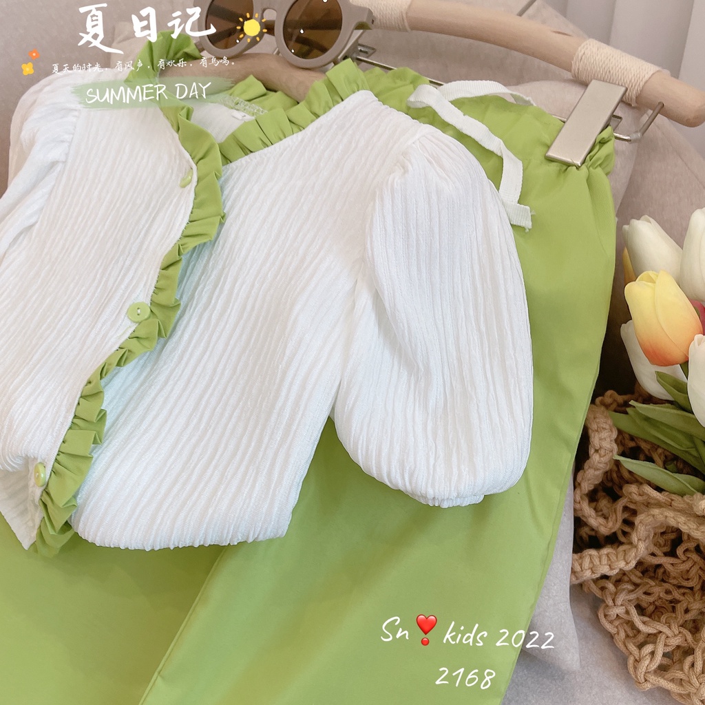 Set áo trắng viền bèo quần xuông xanh bé gái