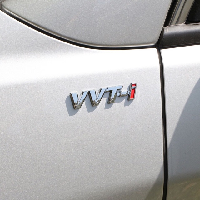 Chữ VVTi dán 2 sườn xe Toyota Vios, camry, altis 2003-2012