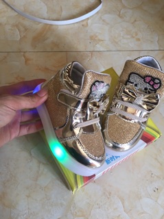 Giày Hello kitty có đèn led cho bé Gái A-88 (888)