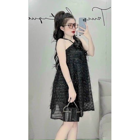 ĐẦM XOÈ CỔ YẾM ĐÍNH BÔNG CHẤT VẢI LÔNG VŨ