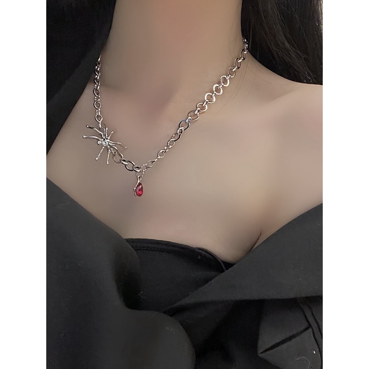 Europe and the United States small design sense necklace high INS cold wind personality spider ruby collarbone chain