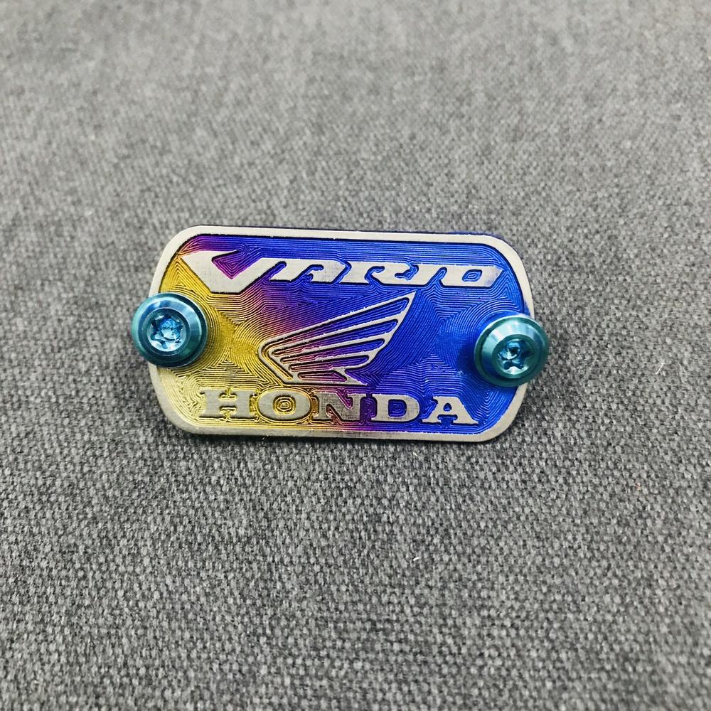 Tem Titan dán nắp dầu honda Vario 2017 2018 2019 kèm 2 ốc 4li15 gr5 (logo chữ ngẫu nhiên)