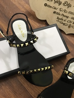 Sandal đinh