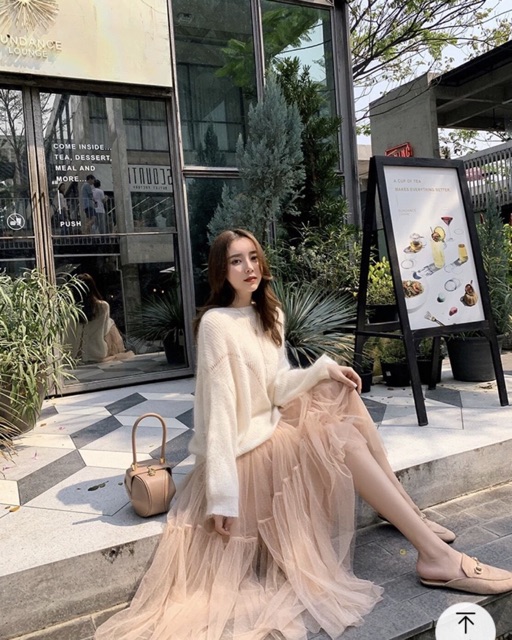 Sĩ- chân váy lưới đuôi cá dài