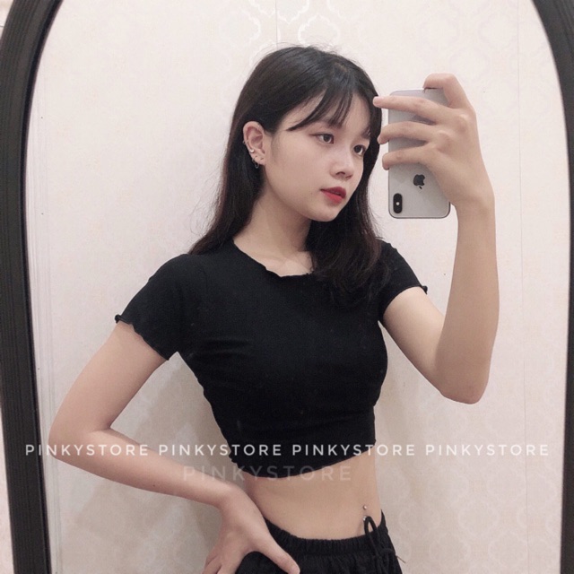 Áo croptop đen viền bèo