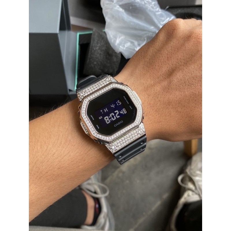 Đồng hồ nam Casio G-shock DW-5600BB Custom viền kim cương - Kích thước vỏ : 48,9×42,8×13,4mm