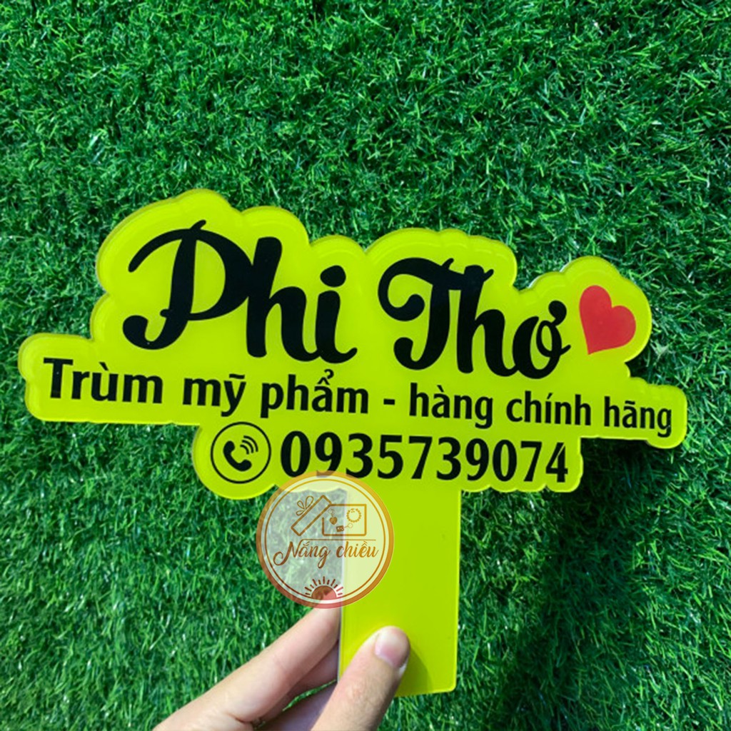 Bảng hiệu cầm tay xinh xắn - Thiết kế và in thương hiệu shop theo yêu cầu