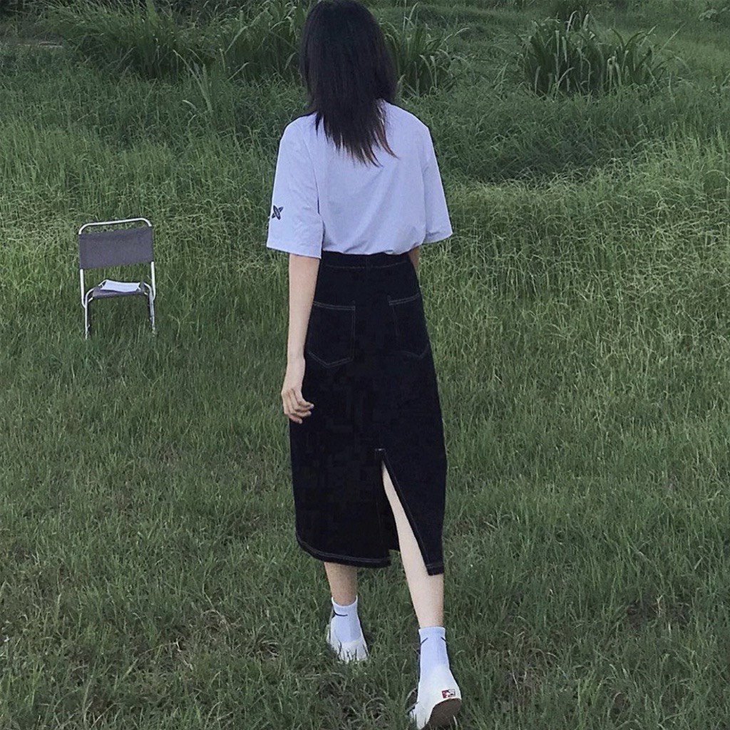 Chân váy jean dáng dài cạp cao, lưng chun, xẻ tà phối chỉ nổi