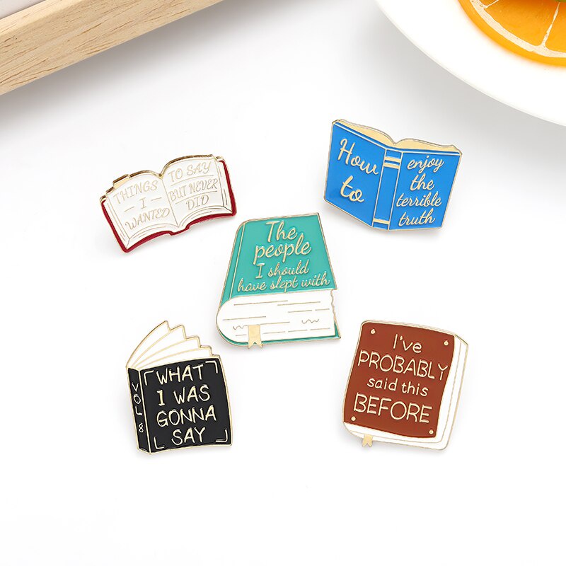 Huy hiệu cài áo hình quyển sách Library tráng men vui nhộn làm quà tặng cho bạn bè