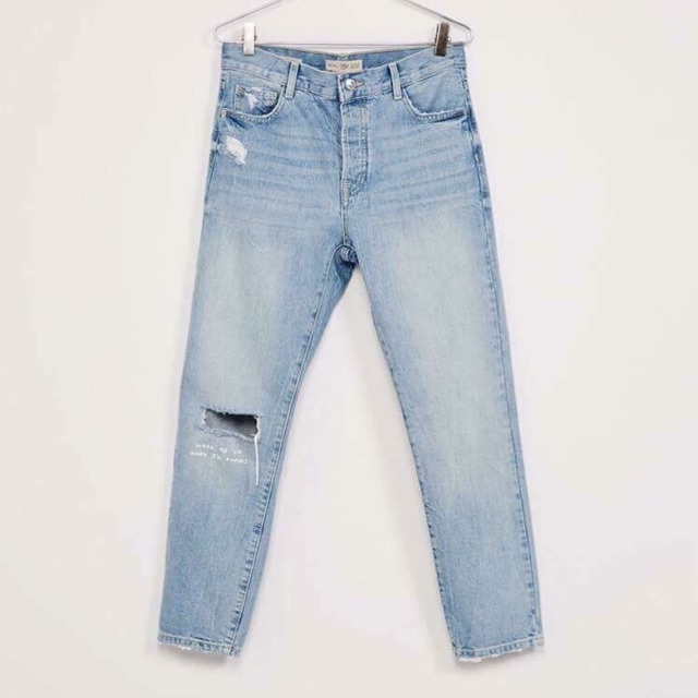 Jeans rách gối Bershka