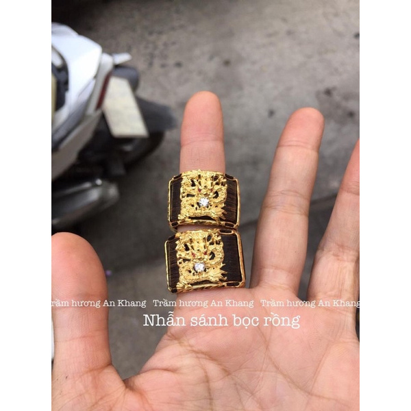 Nhẫn trầm hương sánh chìm.