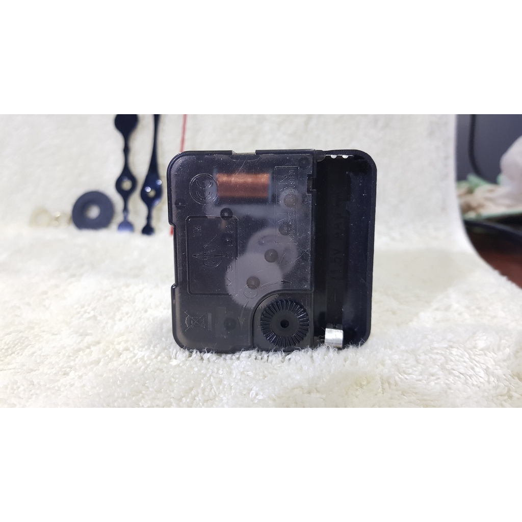 Máy đồng hồ treo tường Taiwan kim giật M3288