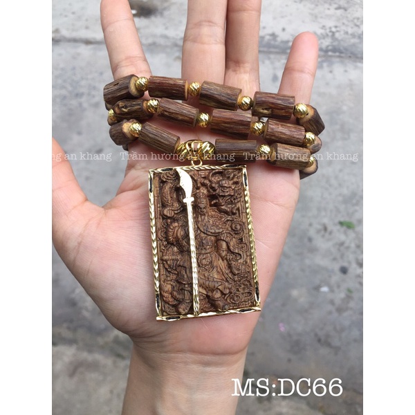 dây chuyền và mặt trầm tốc