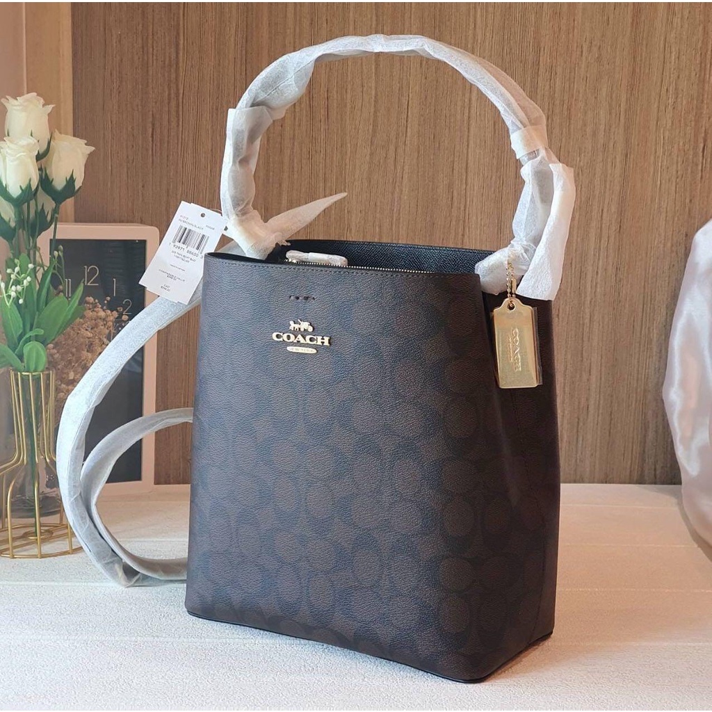 Túi xách đeo chéo nữ chính hãng Coach Bucket logo nâu viền đen Size 22cm