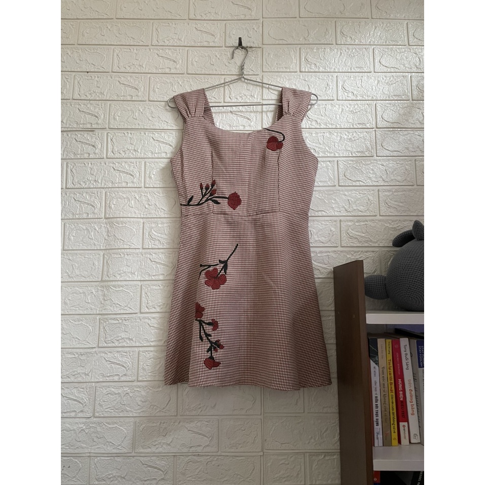 Đầm caro nhí thêu hoa