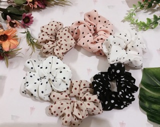 Cột tóc vải chấm bi - phong cách tiểu thư