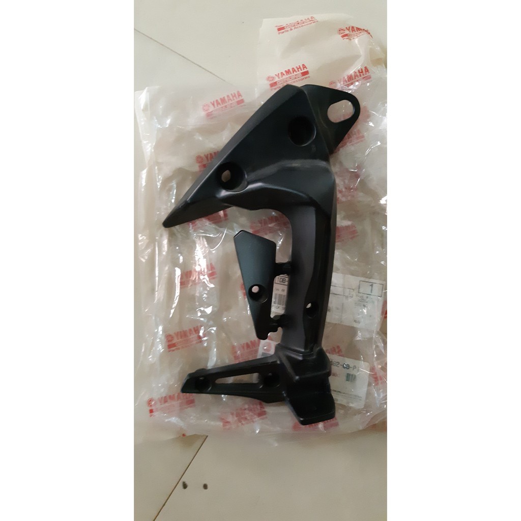 Gác chân sau Nouvo 5 - 6 Yamaha màu đen mờ